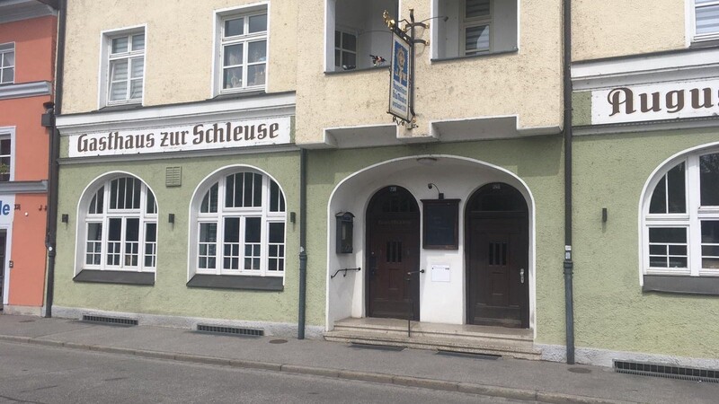 Das Gasthaus Zur Schleuse hat über den Sommer doch noch einmal seinen Biergarten geöffnet. Mitte September hört der derzeitige Pächter Robert Dolejsi aber endgültig auf.