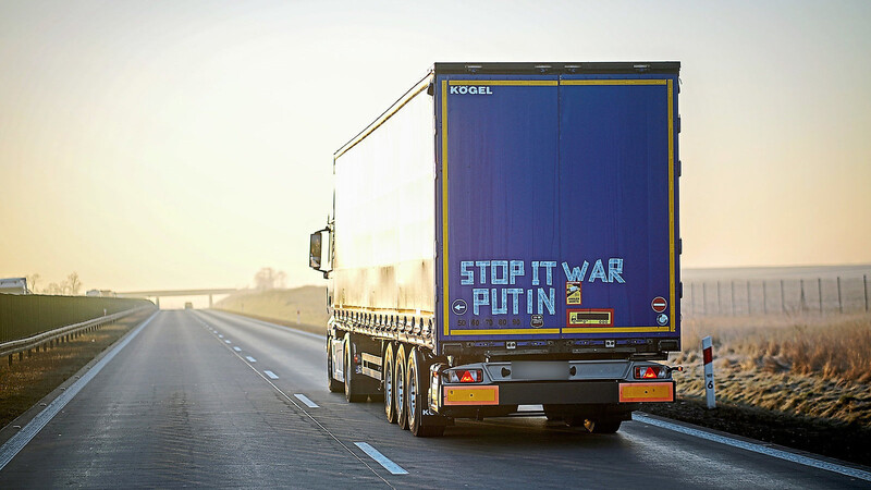 Ein Lastwagen mit der Aufschrift "Stop it war Putin" fährt auf einer Autobahn. Durch den russischen Angriff auf die Ukraine sind die Dieselpreise rasant gestiegen. Deshalb können Speditionen eingegangene Preisvereinbarungen nicht mehr halten.