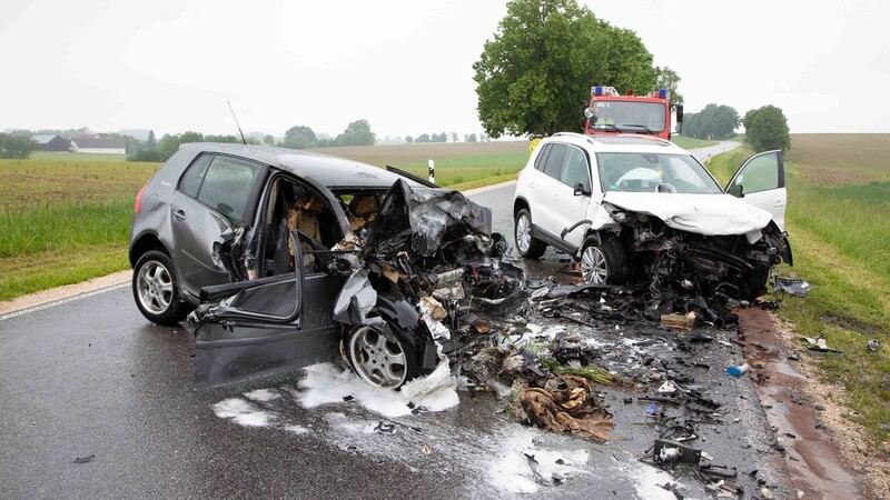 Bei einem schweren Unfall nahe Hohenthann sind am Dienstagmorgen zwei Autofahrerinnen schwer verletzt worden. (Symbolbild)