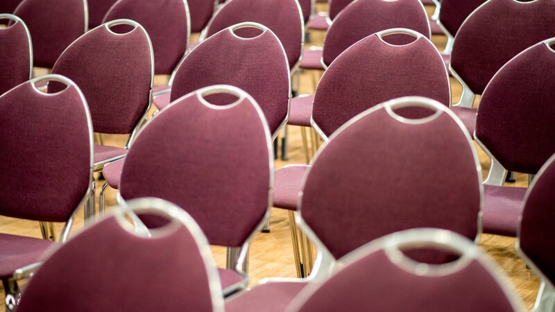 Leere Stühle am Dienstagabend in Landshut: Die Podiumsdiskussion findet nicht statt.