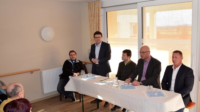 Moderator Horst Müller (von links) mit den Bürgermeister-Kandidaten Rudolf Radlmeier, Bernhard Jauck, Josef Bracher und Marco Altinger.