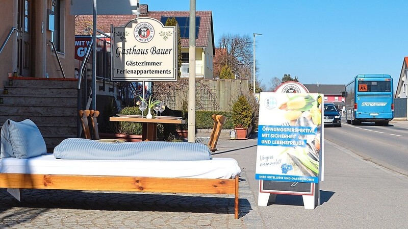 Ein leeres Bett, ein gedeckter Tisch - mit solchen Aktionen wie hier in Appersdorf machte der DEHOGA gestern auf sich aufmerksam.