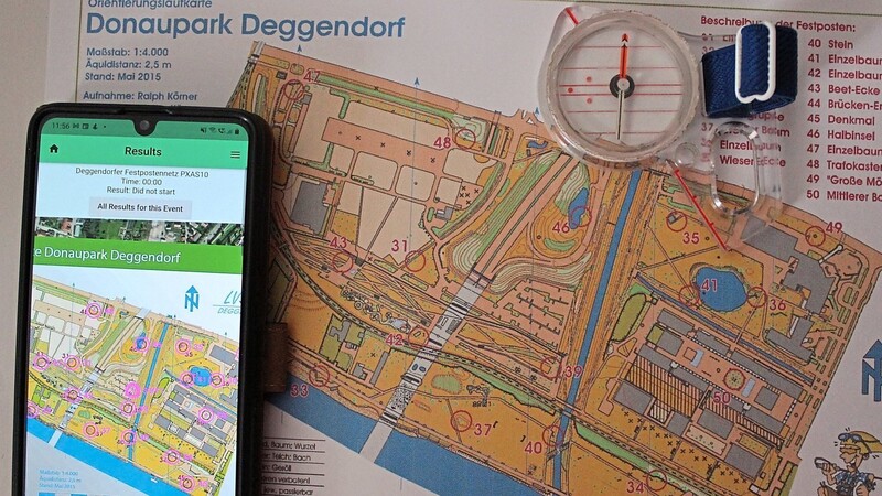 Die Orientierungslauf-Karte des Donauparks mit Festpostennetz und ein Smartphone mit "MapRun"-App.