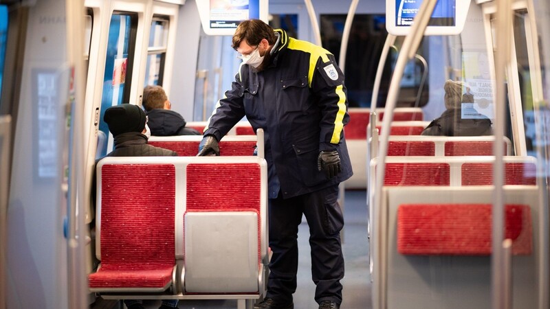 Die Einführung der Maskenpflicht in Zügen und anderer Maßnahmen zur Bekämpfung der Corona-Pandemie haben laut Betriebsrat der Deutschen Bahn zu vermehrten Übergriffen auf Mitarbeiter des Konzerns geführt. (Symbolbild)