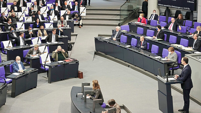 Während der Rede von Gesundheitsminister Jens Spahn (r.) im Bundestag provoziert die AfD-Fraktion mit Plakaten, auf denen ein Grundgesetz mit Trauerflor zu sehen ist.