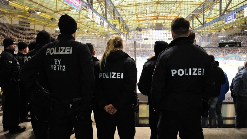 Nachdem das heutige dritte Viertelfinalspiel gegen Halle als "Risikospiel" eingestuft wurde, wird die Polizei im Stadion am Gutenbergweg von Anfang an Präsenz zeigen.