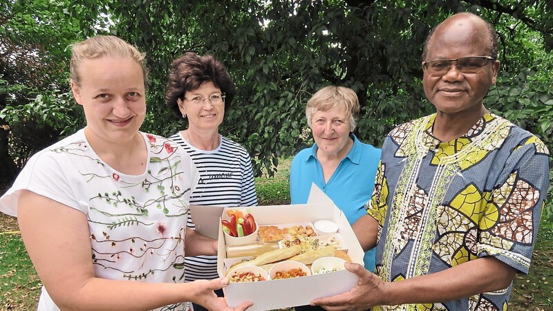 Pfarrer Dr. Jean René Mavinga Mbumba (von rechts), Anne Kitzinger, Rita Heitzer und Annette Kitzinger präsentieren eine Muster-Picknickbox.