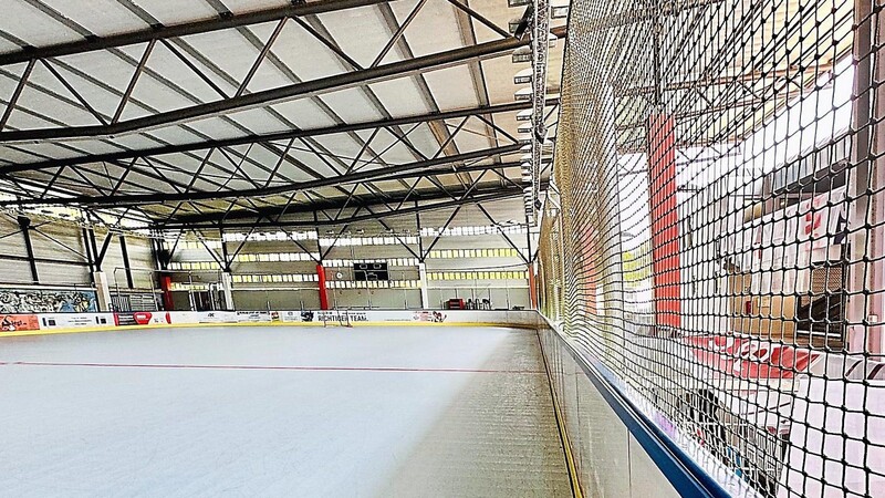 Bislang ist oberhalb der Bande an der Eisfläche II in der Fanatec-Arena lediglich ein Netz gespannt. Eine Plexiglasbande ist aber Voraussetzung, um den Zuschlag für die Austragung des Deutschland-Cups zu bekommen.