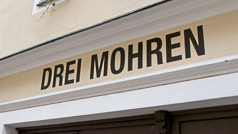 Die Kritik am Namen der Regensburger Straße entlädt sich auch an dem gleichnamigen Café. Deren Besitzer sprechen hingegen von einer "Verneigung vor den Mauren".