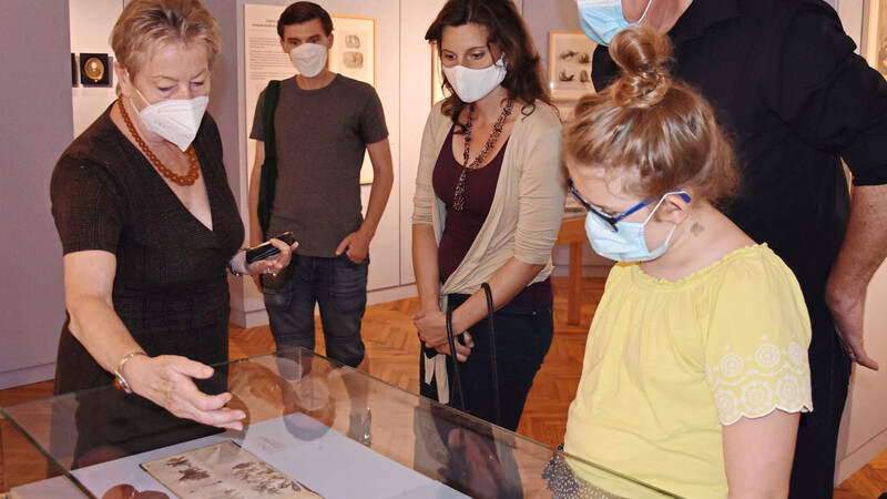 Bei seinem Besuch im Mainburger Heimatmuseum mit Führung durch Leiterin Renate Buchberger (links) zeigte sich der Grünen-Abgeordnete Erhard Grundl beeindruckt von den einzelnen Abteilungen der Ausstellung; neben ihm die Mainburger Grünen-Vorsitzende Olivia Kreyling.