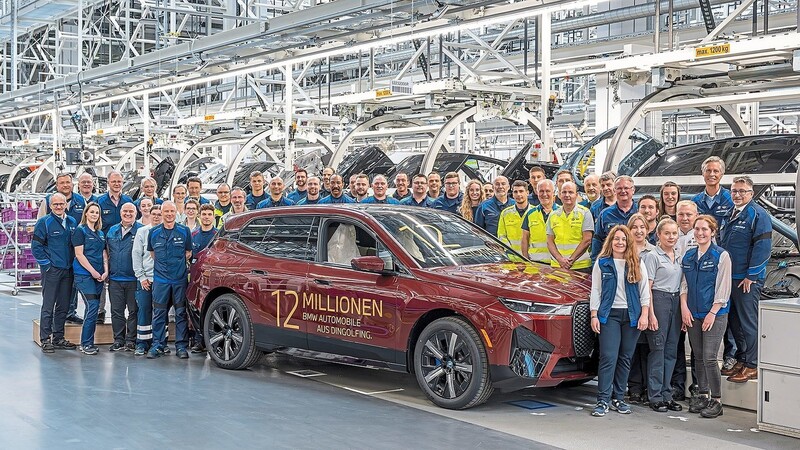 Mitarbeiter und Führungsmannschaft feiern den zwölfmillionsten BMW, der aus Dingolfinger Fertigung vom Band rollte.