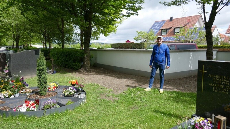 Entlang der Friedhofsmauer am Friedhof St. Peter entstehen demnächst neue Urnenbaumgräber. Davon machte sich auch Bürgermeister Andreas Strauß ein Bild.