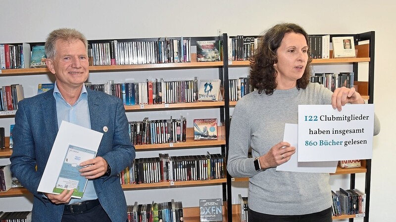 Büchereileiterin Linda Kotzer verkündete die neuen Rekorde, daneben zweiter Bürgermeister Georg Hadersdorfer.