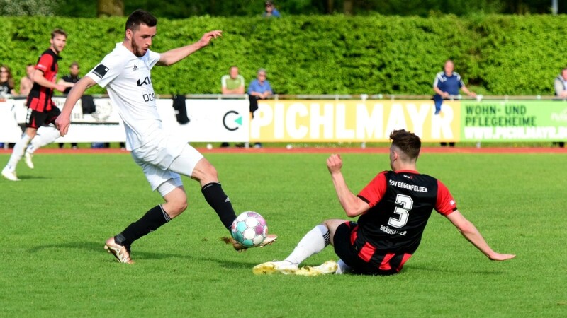 Blitzstart: SVL-Stürmer Florentin Seferi (li.), der in dieser Szene SSV-Abwehrspieler Philipp Bräuhäuser ausmanövriert, markierte bereits in der 2. Minute das 1:0 - und damit den entscheidenden Treffer.