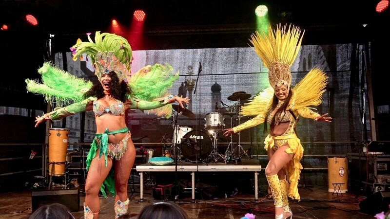 Die Samba-Tänzerinnen sorgen auf dem Stadtplatz für brasilianischen Flair.