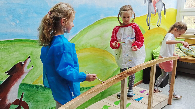 Kinder und Lehrer gestalteten die Friedensbrücken fertig.