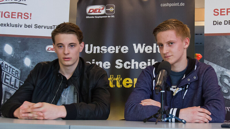 Die beiden U18-Nationalspieler Stefan Loibl (rechts) und Manuel Wiederer wechseln zu den Straubing Tigers. (Foto: Schindler)