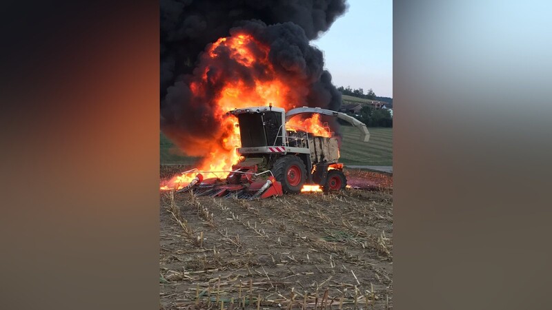 Die Flammen loderten aus dem Fahrzeug. Der Landwirt kam mit dem Schrecken davon.