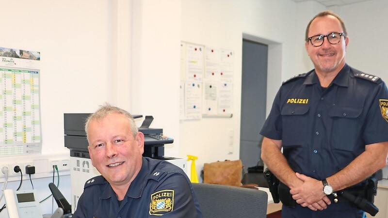 POK Claus-Peter Gramm (sitzend) leitet die Polizeiwache Schierling, sein Chef ist der Leiter der PI Neutraubling, EPHK Thomas Rölz (rechts).
