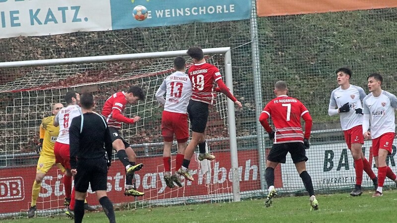 Das 3:0 für Augsburg durch Jordi Wegmann, der vor Manuel Mattera den Ball unter die Latte köpft.