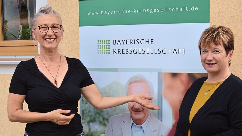 Andrea Mayer (links), Beraterin in der Außensprechstunde Cham der Bayerischen Krebsgesellschaft, und Sabine Heitzer (rechts), Leiterin der Krebs-Selbsthilfegruppe für Angehörige Cham laden zur Auftaktveranstaltung für die neue Selbsthilfegruppe ein.