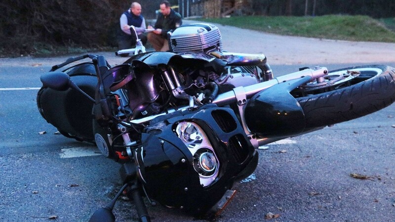 Bei dem Unfall in Hallerndorf am Montagnachmittag ist der Motorradfahrer schwer verletzt worden.