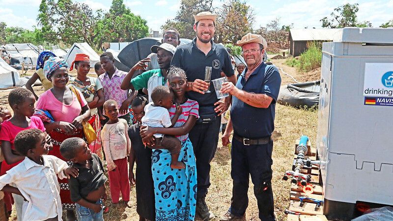 Das Lebenselixier sprudelt wieder: Martin Lindermayer (r.) mit Teamleiter Oliver Krebs mit dem ersten Trinkwasser, das Navis in Mosambik produzierte.