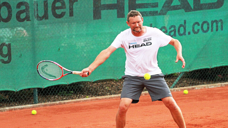 Der Jubilar und amtierende Weltmeister (Herren 55/Mannschaft) Christoph Parringer ist noch fit und kein bisschen müde. Nach 20 Jahren Tennisschule in Vilsbiburg möchte er noch einiges bewirken.