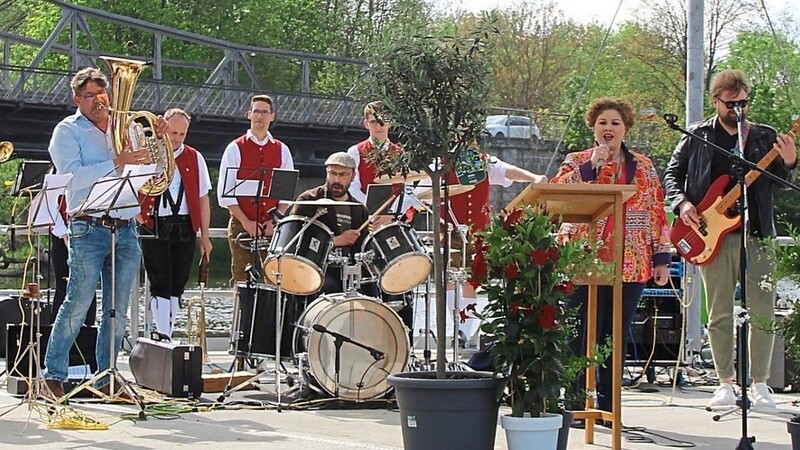 Bürgermeisterin Alexandra Riedl singt "Simply the best" von Tina Turner, begleitet von einer Stadtratsband.