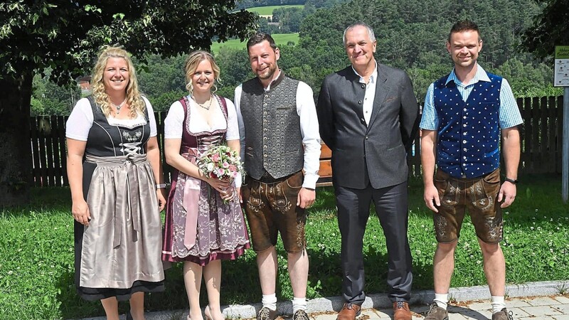 Das Brautpaar zusammen mit Bürgermeister Xaver Gmach und den Trauzeugen Kerstin Riedl (li.) und Florian Berlinger (re.).