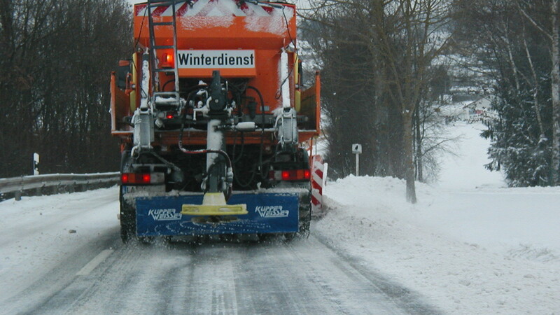 Im Winter ein altbekanntes Bild: Räum- und Streufahrzeug sorgen dafür, dass Autofahrer auch bei eisiger Kälte gut ans Ziel kommen.