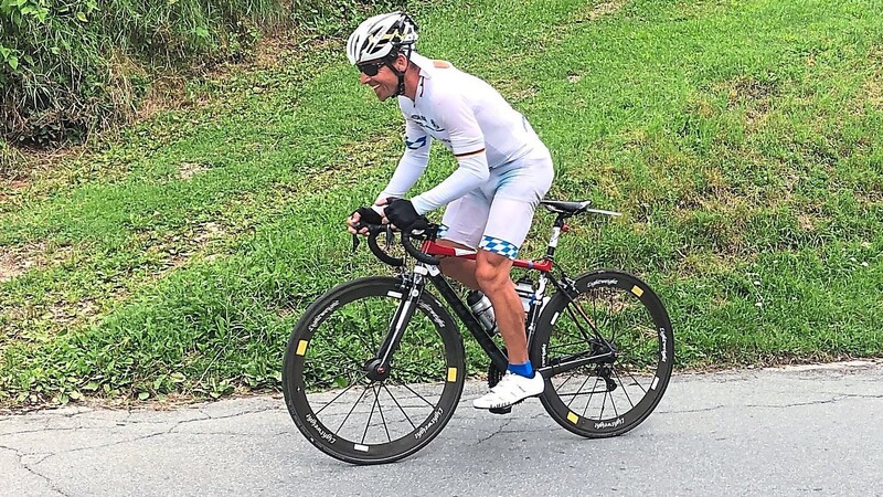 Da konnte er noch lächeln: Für Rainer Steinberger begann das Race Around Austria 2020 vielversprechend. Nach und nach häuften sich aber die Probleme, die ihn schließlich zur Aufgabe bewegten.