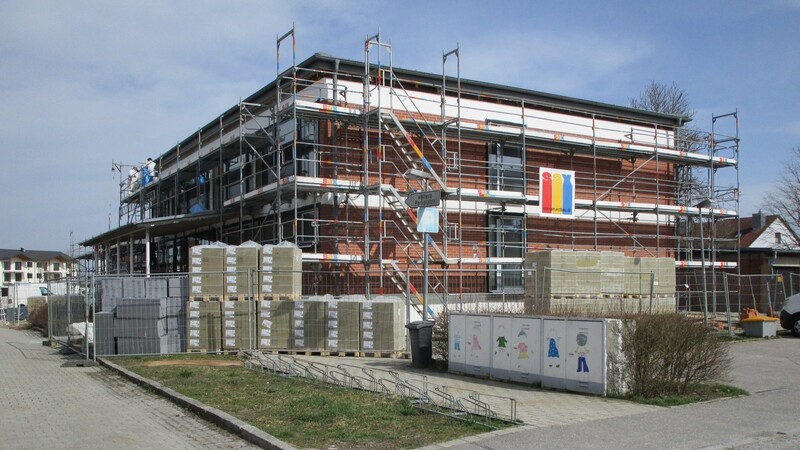 Am St.-Josef-Kindergarten wird derzeit die Fassaden-Dämmung angebracht.