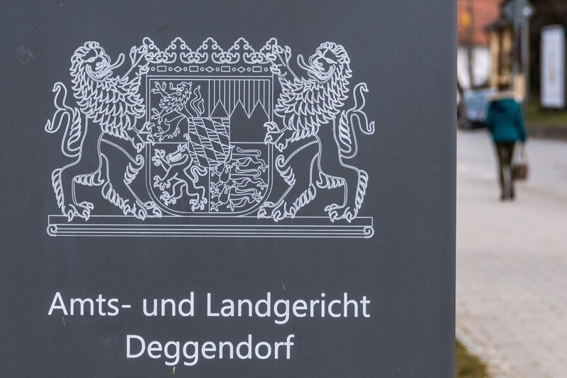 Ein Schild mit der Aufschrift "Amts- und Landgerich Deggendorf" steht vor dem Gerichtsgebäude. (Symbolbild) 