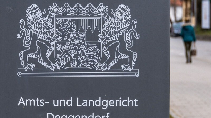 Ein Schild mit der Aufschrift "Amts- und Landgerich Deggendorf" steht vor dem Gerichtsgebäude. (Symbolbild)
