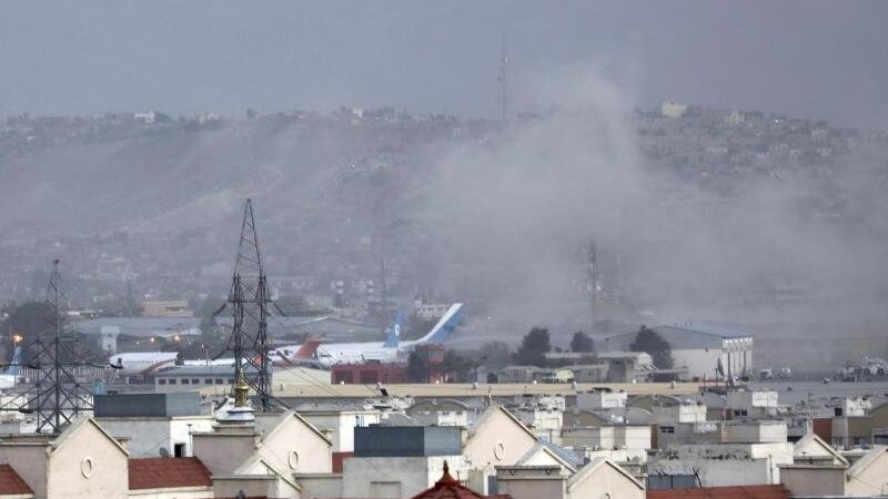 Bereits am Donnerstag hat es vor dem Flughafen in der afghanischen Hauptstadt Kabul zwei Explosionen mit mehreren Toten und Verletzten gegeben (Symbolbild).