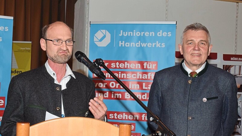 Vorsitzender Johann Bauer (l.) von den Junioren des Handwerks Freising und Bürgermeister Josef Dollinger eröffneten die Ausstellung in der Schäfflerhalle.