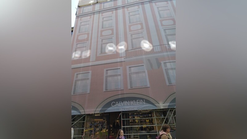 Eine Leserin hat sich mit diesem Foto aus München an die Redaktion gewandt. Es zeigt eine bedruckte Folie an einer Baustelle.