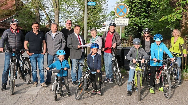 Für die Sicherheit der Fußgänger und Radfahrer setzen sich Bürger mit einer Unterschriftenliste ein. Bürgermeister Markus Stöber nahm die Liste entgegen.