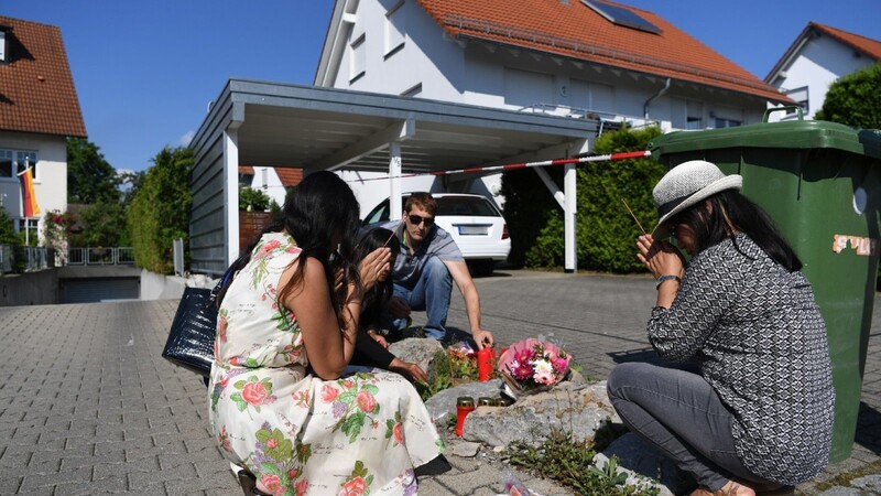 Freunde und Bekannte beten in Unterschach bei Ravensburg (Baden-Württemberg) vor dem Haus, in dem ein Mann in der Nacht seine Frau und deren beide Töchter erschlagen haben soll.