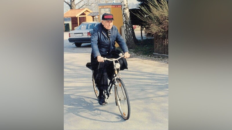 Pater Erminold war gern mit seinem Fahrrad unterwegs, auch bei Regen, Eis und Schnee.