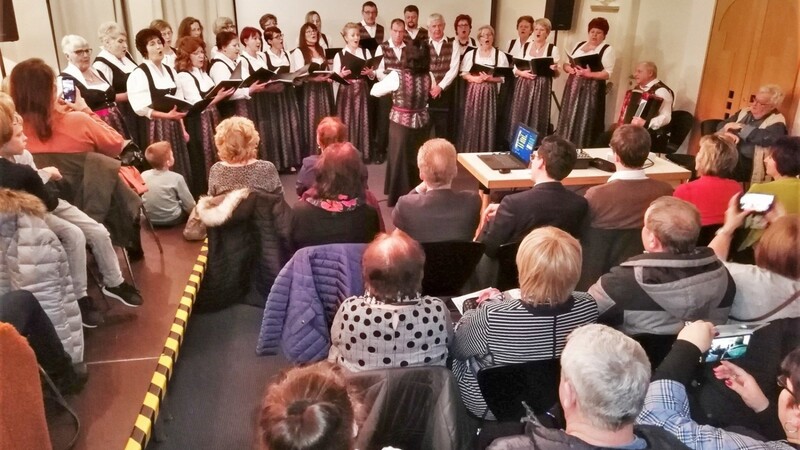 Die Eröffnung der Ausstellung "Deutsche aus Russland" wurde musikalisch passend vom Chor "Praeludium" des interkulturellen Vereins Mostik unter der Leitung von Rosa Stoller begleitet.