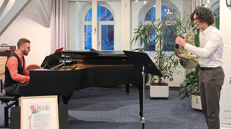Simon Steffl gab bei der Jahresversammlung eine Kostprobe seines Könnens. Pianist Luis Berra begleitete ihn am Flügel.