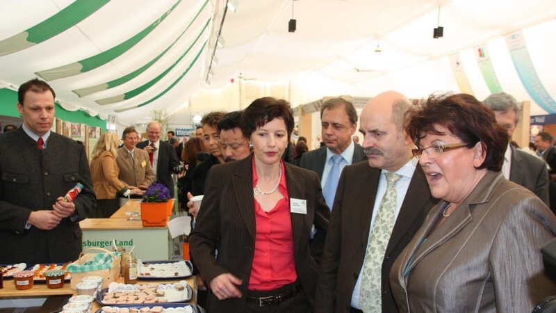 Rundgang auf der Ausstellung DONA 2010: Elisabeth Sojer-Falter (Mitte) mit dem damaligen OB Hans Schaidinger und Landtagspräsidentin Barbara Stamm.