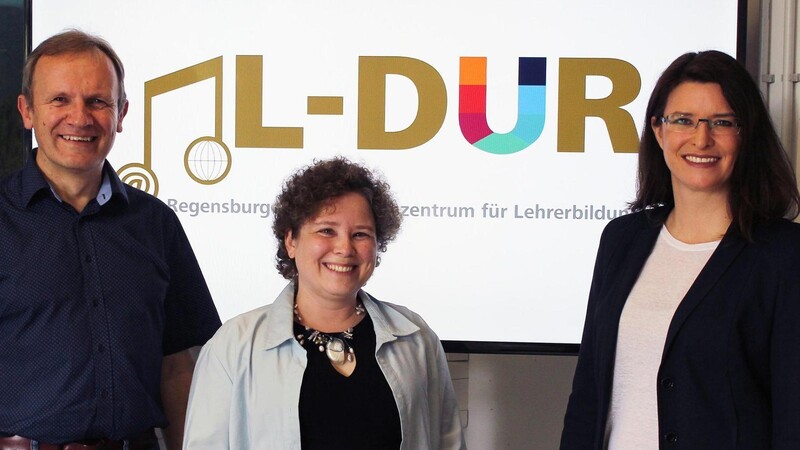 Prof. Karsten Rincke, der Vorsitzende des Regensburger Universitätszentrums für Lehrerbildung RUL, Daniela Dietl von der RUL-Koordinierungsstelle und Prof. Meike Munser-Kiefer (r.), Projektleiterin L-DUR, freuen sich über die Förderung.