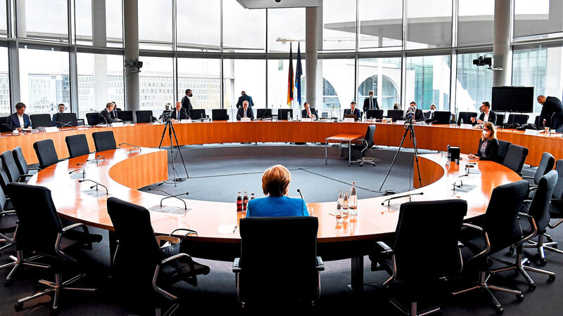 Ihr eigener Wirtschaftsberater und Lobbyisten mit Parteibuch der Union haben Kanzlerin Angela Merkel für das Skandalunternehmen Wirecard in die Spur geschickt. Im Untersuchungsausschuss wirkt Merkel arglos.