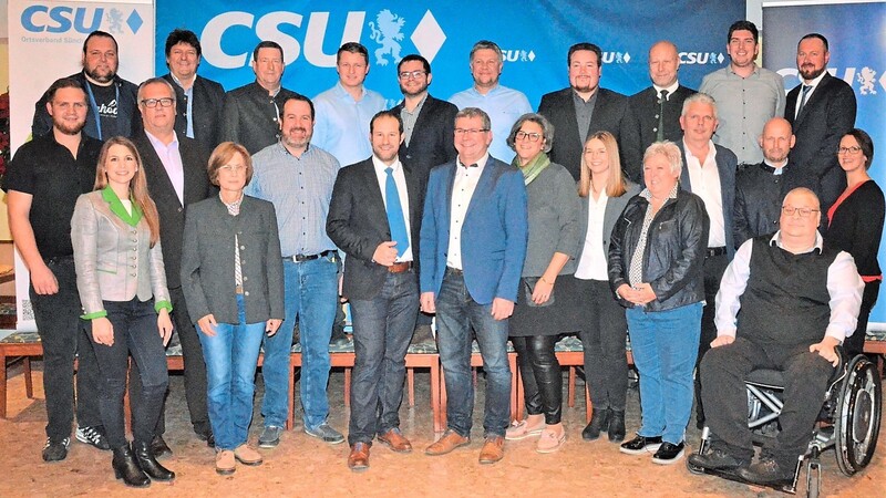 Mit diesen Kandidaten tritt die Liste CSU/Parteilose Wähler am 15. März bei der Gemeinderatswahl in Sünching an; vorne Mitte Ortsvorsitzender Markus Maltry und Bürgermeisterkandidat Christian Grundner.