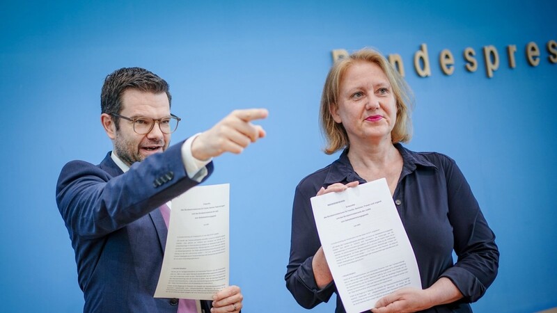 Bundesfamilienministerin Lisa Paus (Bündnis 90/Die Grünen) und Bundesjustizminister Marco Buschmann (FDP) haben im Juni vergangenen Jahres das Eckpunktepapier zum neuen Selbstbestimmungsgesetz vorgestellt.