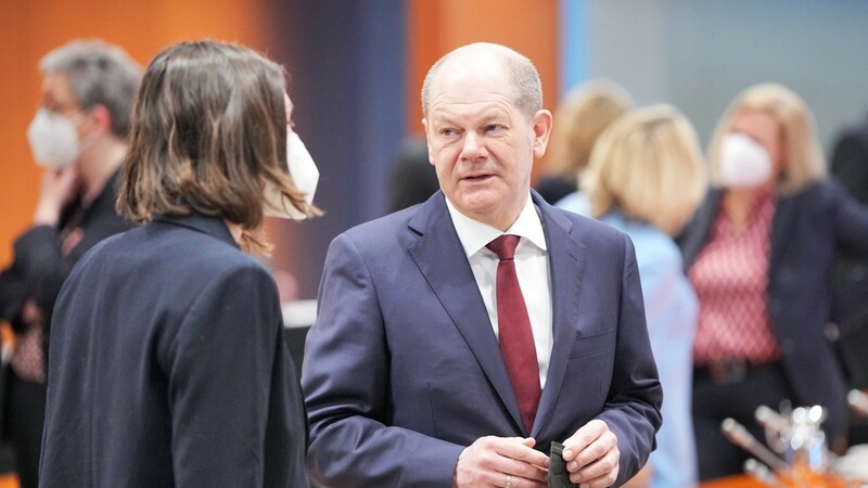 Bundeskanzler Olaf Scholz (SPD), spricht mit seiner ehemaligen Familienministerin Anne Spiegel (Grüne). Auch weitere Kabinettsmitglieder sind derzeit angezählt. Scholz muss ihnen den Rücken stärken oder sie entlassen.