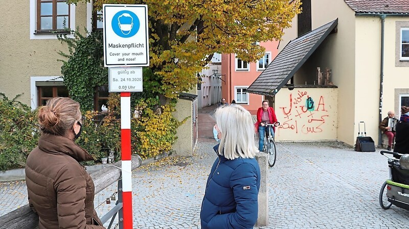 Seit 24. Oktober gilt in der gesamten Innenstadt Landshuts eine Maskenpflicht. Das Verwaltungsgericht Regensburg hat das als unverhältnismäßig eingestuft. Nun hat die Stadt gegen den Beschluss Beschwerde eingelegt. (Symbolbild)